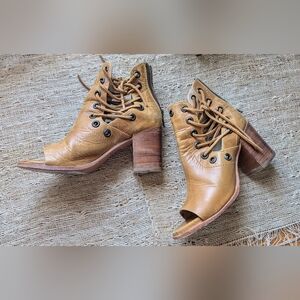 Baske California • Fury Open Toe Booties